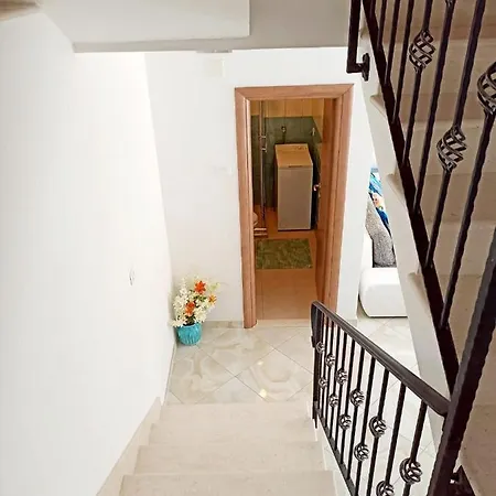 Vakantiehuis Tanya - Modern 3 Bedroom House Seconds Away From The Sea