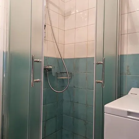 Tanya - Modern 3 Bedroom House Seconds Away From The Sea *