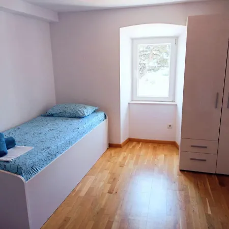 Tanya - Modern 3 Bedroom House Seconds Away From The Sea Vakantiehuis *