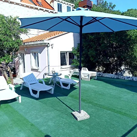 Tanya - Modern 3 Bedroom House Seconds Away From The Sea *