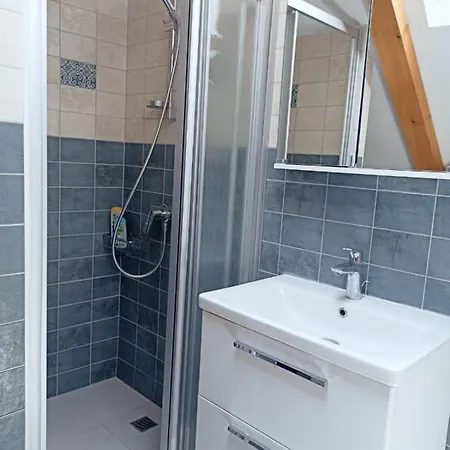 Tanya - Modern 3 Bedroom House Seconds Away From The Sea Vakantiehuis