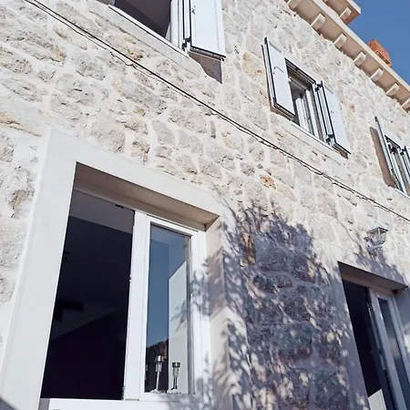 Vakantiehuis Tanya - Modern 3 Bedroom House Seconds Away From The Sea *