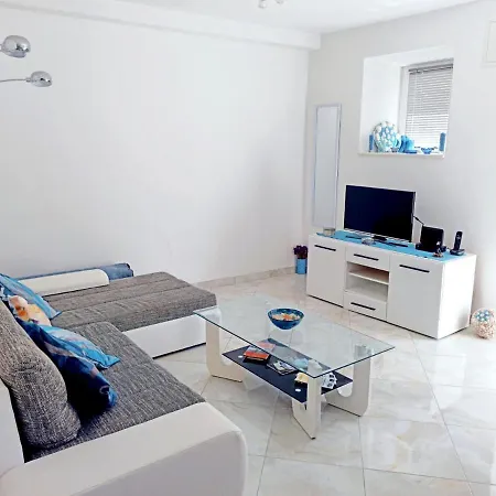 Tanya - Modern 3 Bedroom House Seconds Away From The Sea *