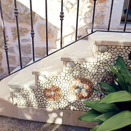 Tanya - Modern 3 Bedroom House Seconds Away From The Sea