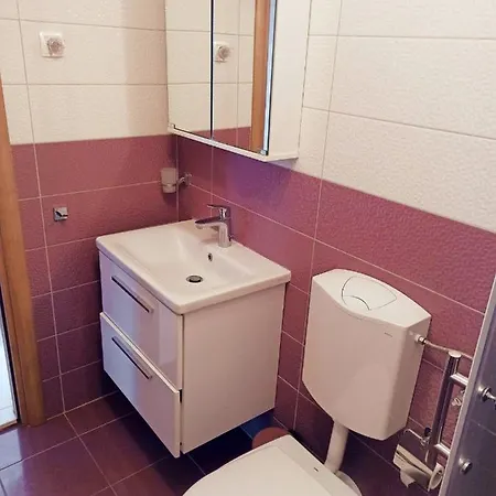 Tanya - Modern 3 Bedroom House Seconds Away From The Sea