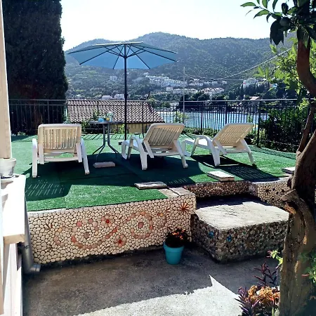Tanya - Modern 3 Bedroom House Seconds Away From The Sea *