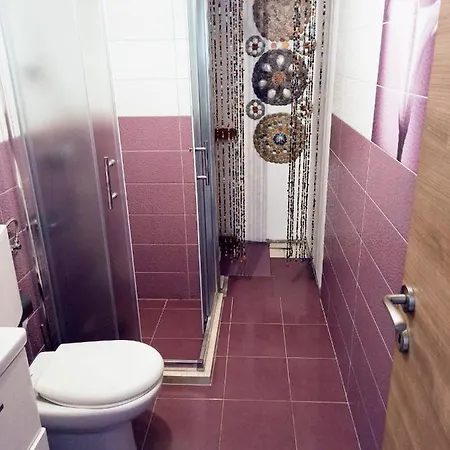 Tanya - Modern 3 Bedroom House Seconds Away From The Sea *