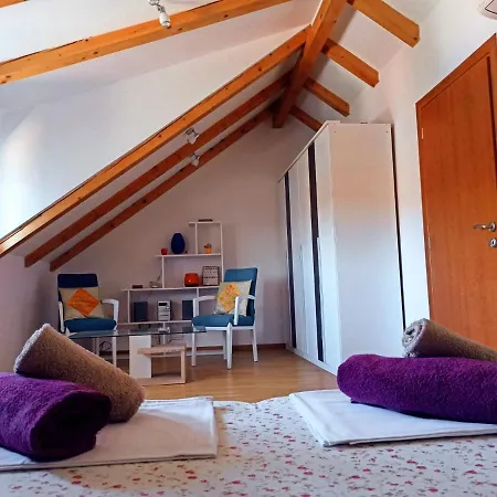 Tanya - Modern 3 Bedroom House Seconds Away From The Sea